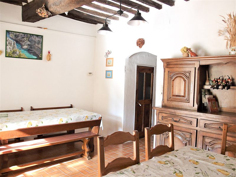 Gite les 4 chemins à Rians en Provence: la salle à manger